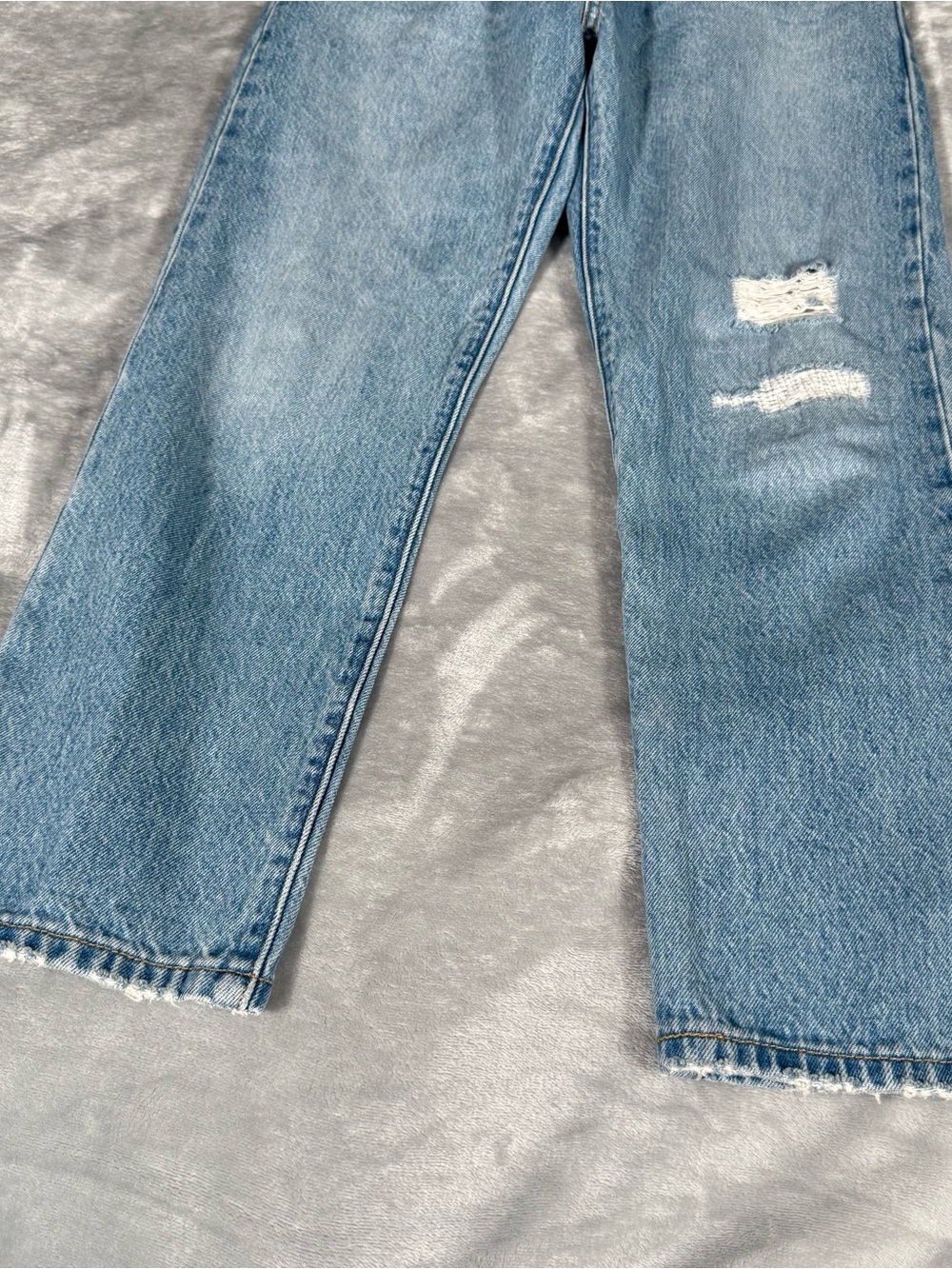 Levis 501 Slim Fit Jeans Womens 27x26 (Fits 27x25) Light Wash Distressed - Picture 3 of 16